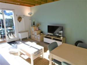 Televízia a/alebo spoločenská miestnosť v ubytovaní Maisonnette 3 pièces 4 personnes à 200 m de la plage - wifi - LOMAN