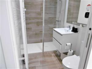 Kúpeľňa v ubytovaní Maisonnette 3 pièces 4 personnes à 200 m de la plage - wifi - LOMAN