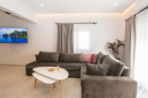 een woonkamer met een bank en een tafel bij Utopia Residences "by Checkin" in Chersonissos