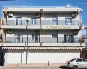 een gebouw met een bord aan de zijkant bij Utopia Residences "by Checkin" in Chersonissos