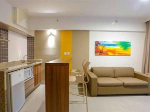 ein Wohnzimmer mit Couch und Küche in der Unterkunft Olimpia Park resort in Olímpia