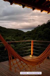 una hamaca en la parte superior de una terraza de madera en Lodge Bella Vista do Canoão, en Ibicoara