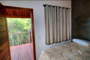 イビコアラにあるLodge Bella Vista do Canoãoのベッドルーム(ベッド1台、窓付)