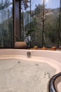 y baño con bañera y ventana. en Lodge Bella Vista do Canoão en Ibicoara
