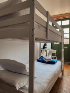 ポルトにあるPanorama Apartments Ribeira Portoのベッドルーム1室(二段ベッド2組、デスク付)