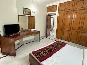 TV a/nebo společenská místnost v ubytování Pamposh Guest House, Gurgaon