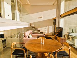 フンシャルにあるSHELL LIVING - Infinity Loftのリビングルーム(テーブル、椅子、テレビ付)