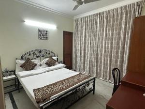 Postel nebo postele na pokoji v ubytování Pamposh Guest House, Gurgaon
