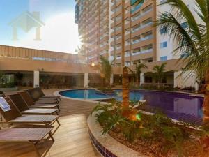 ein Hotel mit einem Pool, Liegestühlen und einem Gebäude in der Unterkunft Olimpia Park resort in Olímpia + 16 Fotos