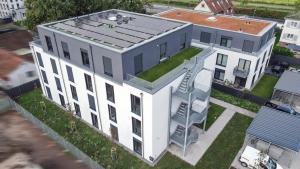 een uitzicht op een groot wit gebouw bij Livingboxx Karlsruhe in Rheinstetten