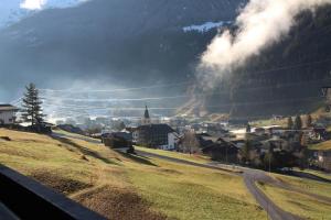 - une vue sur une petite ville dans les montagnes dans l'établissement Appartment Ganahl, à Gaschurn