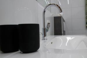 baño con lavabo y grifo en Appartment Ganahl, en Gaschurn