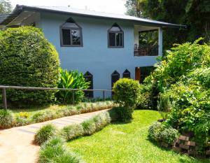 uma casa com um jardim em frente em Hotel Isla Verde em Boquete