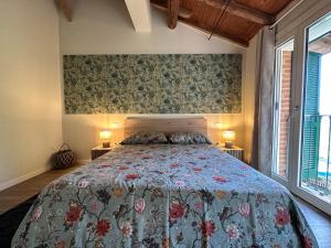 1 dormitorio con 1 cama con colcha de flores en Canovetta Country House "Jakiro" - nearby Cremona 