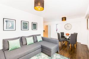 a living room with a couch and a dining room at Duplex 2 Bedroom Apartment In City Nites - Near Arena - 2 Bathroom - City Centre in Birmingham