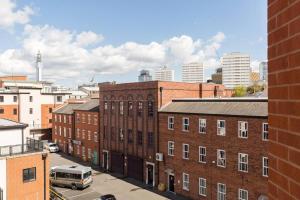 uma vista aérea de uma cidade com edifícios em tijolo em Duplex 2 Bedroom Apartment In City Nites - Near Arena - 2 Bathroom - City Centre em Birmingham