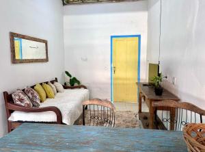 een kamer met een bed en een gele deur bij Casa Cícero in Trancoso