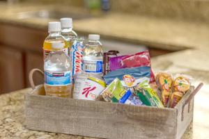 een container gevuld met drankjes en snacks op een toonbank bij Infinity Penthouse with Pool, Sauna, Gym in Rajkot