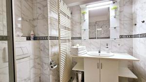 ein Bad mit einem Waschbecken und einem Spiegel in der Unterkunft Ferienwohnung Fasse in Delliehausen