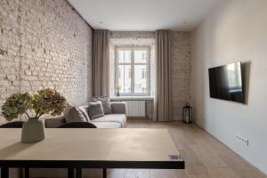 リヴィウにあるInshiApartments on Rynok Squareのソファとテーブルのあるリビングルーム