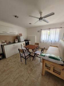 ein Wohnzimmer mit einem Sofa und einem Tisch in der Unterkunft Apartamento Alem in Gualeguaychú