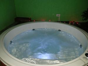 uma banheira cheia de água azul numa casa de banho em Loft urbano salento em Salento