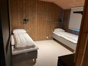 a small room with two beds in it at Skurdalsvegen 37L in Geilo