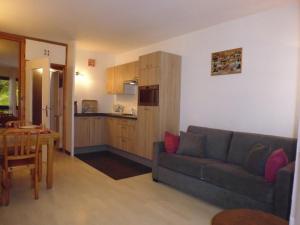 un salon avec un canapé et une cuisine dans l'établissement Charmant Studio à Proximité des Pistes – 4 Pers., Balcon, Tout Équipé - FR-1-400-4, à Gourette
