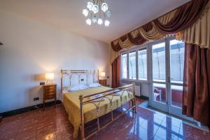 een slaapkamer met een bed en een groot raam bij BBC Christian Bed & Breakfast in Pisa