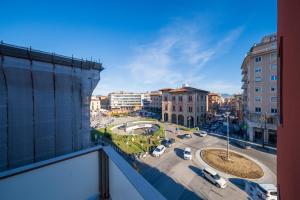 een balkon met uitzicht op de stad bij BBC Christian Bed & Breakfast in Pisa