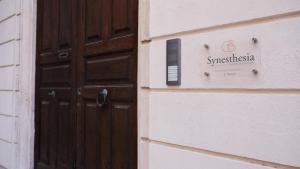 Certifikát, hodnocení, plakát nebo jiný dokument vystavený v ubytování Synesthesia
