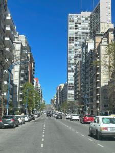 een straat vol met auto's bij Casa de playa in Mar del Plata