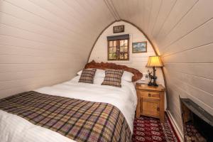 una camera con un letto in una piccola stanza di Mountview Pod a Lochinver
