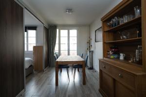 une salle à manger avec une table et une chambre dans l'établissement Joli T2 proche du métro avec vue Tour Eiffel, à Issy-les-Moulineaux