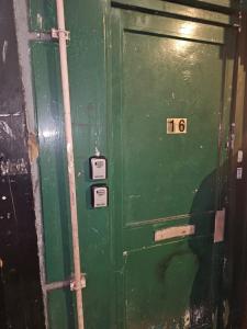 Una puerta verde con el número. en LiveStay-Studio Flat in Dalston en Londres