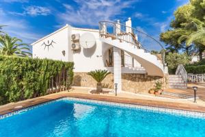 eine Villa mit einem Swimmingpool vor einem Haus in der Unterkunft Casa Sundial in Balcon del Mar