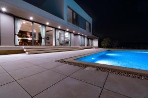 Bazén v ubytovaní Martincic residence - 5 stars luxury with pool heating on 4000m2 alebo v jeho blízkosti