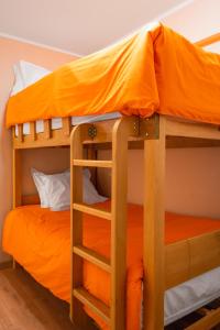 2 literas en una habitación con cama naranja en Dpto de Ensueño Lince, en Lima