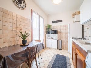 Kuchyňa alebo kuchynka v ubytovaní Maison F3 à Céret avec jardin, terrasses et climatisation, proche centre-ville - FR-1-703-96