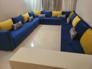 - un canapé bleu avec des oreillers dans le salon dans l'établissement Wahat nakhil, à Tanger