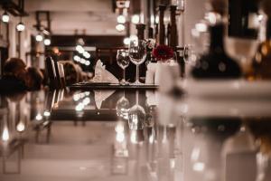 una mesa en un restaurante con copas de vino. en Popova Kula Hotel & Winery, en Demir Kapija