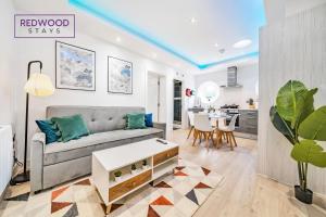 a living room with a couch and a table at Brand New 1 Bed 1 Bath, Modern Town Center Apartment, Netflix By Redwood Stays in Aldershot