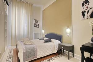 um quarto com uma cama e uma mesa em Dreaming Rome Suites em Roma