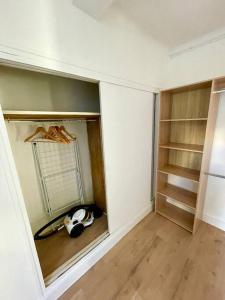 a room with a room with a closet with a mirror at Appartement ensoleillé Manosque in Manosque