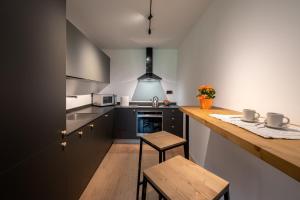 テーゼロにあるCasa Paolina - Alpine Stay Apartmentsのキッチン(カウンター、木製のカウンタートップ付)