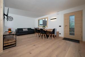 テーゼロにあるCasa Paolina - Alpine Stay Apartmentsのリビングルーム(テーブル、椅子、ソファ付)