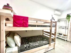 Łóżko piętrowe w pokoju z łóżkiem piętrowym w obiekcie Animos! Apartments - 10 modern apartments near the city & beach, perfect for nomads, travellers, families, watersports! w mieście Santa Maria