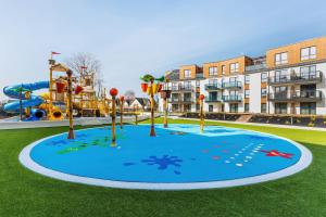 una imagen de un parque infantil con un parque acuático en Bel Mare Holiday Apartments near the Beach with PARKING by Renters en Międzyzdroje
