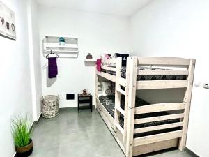 een slaapkamer met 2 stapelbedden in een kamer bij Animos! Apartments - 10 modern apartments near the city & beach, perfect for nomads, travellers, families, watersports! in Santa Maria