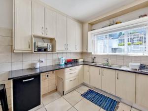 Kuchyň nebo kuchyňský kout v ubytování Spacious Two Bedroom Apartment in Newlands
